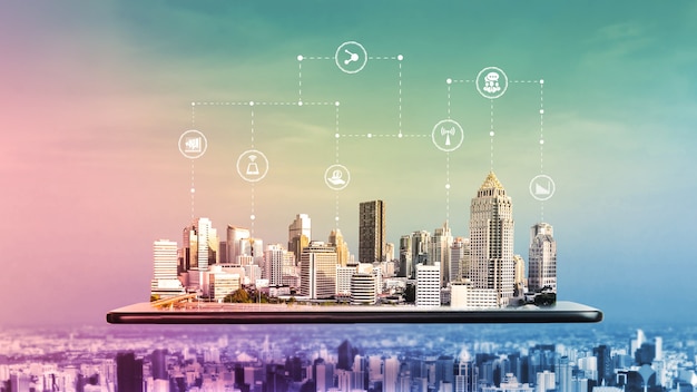 La moderna comunicazione creativa e la rete internet si collegano in una città intelligente