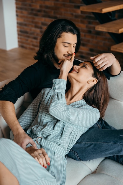 La moglie tocca delicatamente il viso del suo amato marito. Foto di alta qualità