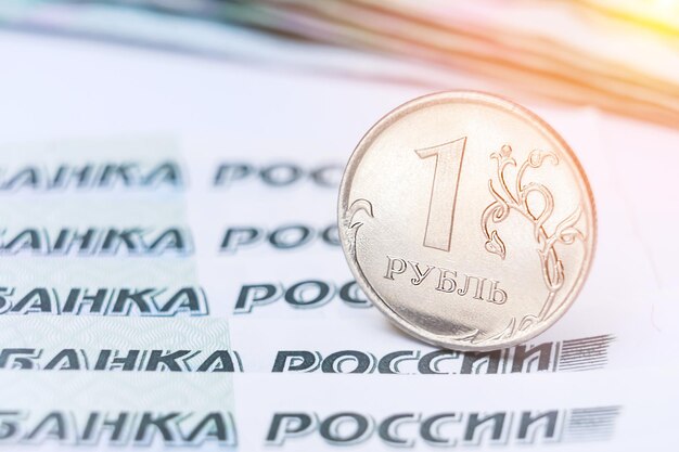 La moneta da un rublo russo è su banconote di carta da 1000 rubli Soft Focus