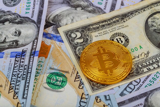 La moneta dorata del bitcoin su noi dollari si chiude su