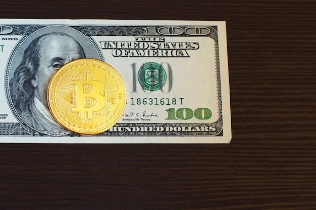 La moneta dorata del bitcoin sui dollari americani si chiude su.
