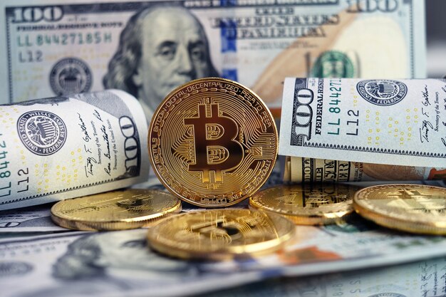 La moneta dorata di bitcoin sui dollari americani si chiuda