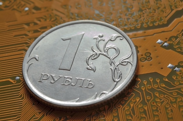 La moneta russa con un valore nominale di 1 rublo si trova tra i microcircuiti il concetto di economia digitale della Russia