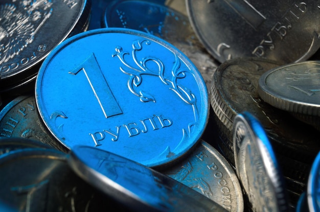 La moneta russa da 1 rublo è evidenziata in blu. avvicinamento.