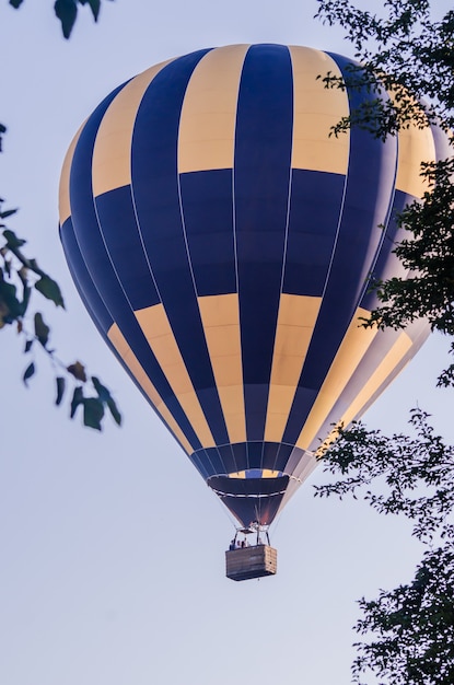 La mongolfiera sta volando all'alba