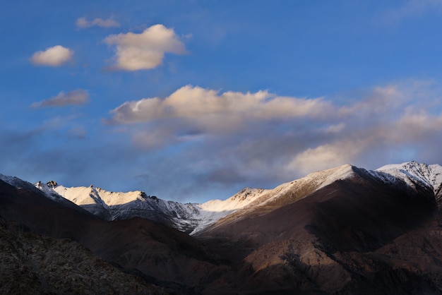 La montagna di himaraya con cielo blu