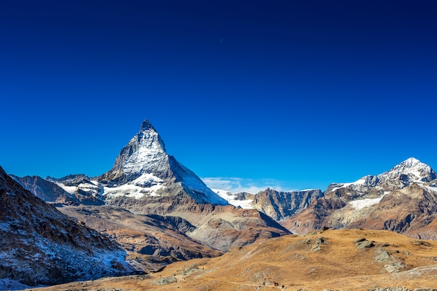 La montagna di punta del Cervino in estate con il chiaro cielo blu e la luna del giorno a Zermatt