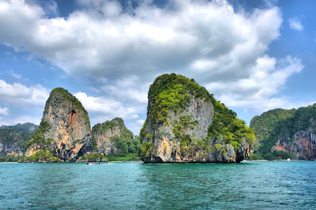 La montagna e l&#39;isola nel parco naturale di Nopparat Thara a Krabi