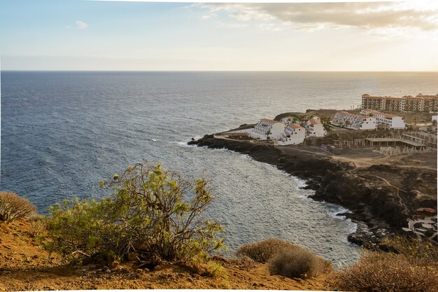 La Montagna Gialla sulla riva dell'oceano in Costa del Silencio, Tenerife, Canarie