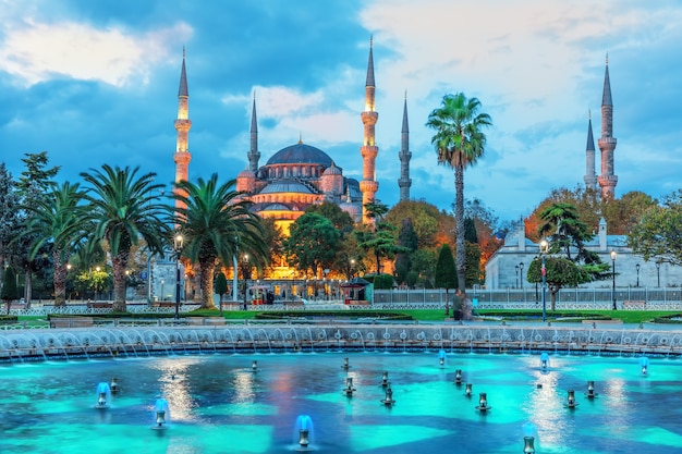 La Moschea del Sultano Ahmet e la fontana nelle ombre blu dell'alba, Istanbul.