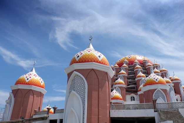 La moschea di 99 Kubah Emas o la moschea della cupola d'oro di 99 a Losari Beach, Makassar, Indonesia