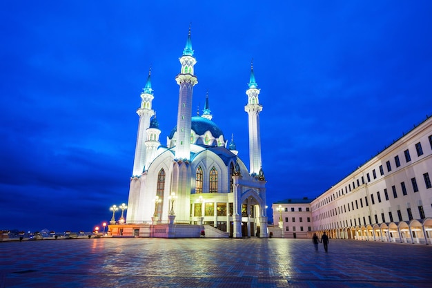 La Moschea Kul Sharif di notte. È una delle più grandi moschee in Russia. La Moschea Kul Sharif si trova nella città di Kazan in Russia.