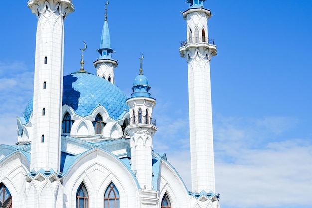 La moschea Kul Sharif nel Cremlino di Kazan al tramonto Vista dall'edificio Manezh