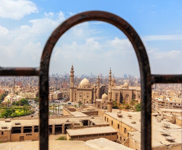 La Moschea-Madrassa del sultano Hassan, vista dalla recinzione della cittadella, Il Cairo, Egitto.