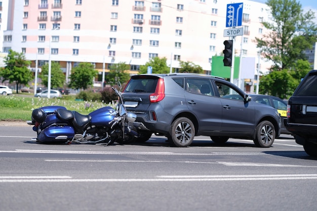 La moto si è schiantata contro la parte posteriore dell'auto sul primo piano della strada