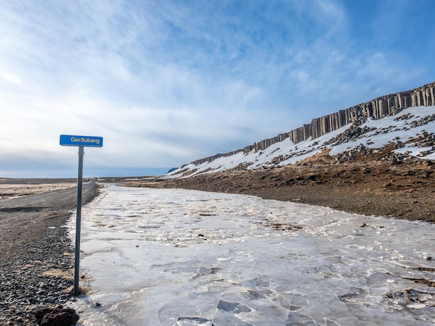 La natura della parete della colonna di Gerduberg della struttura del fenomeno della pietra di basalto in Islanda