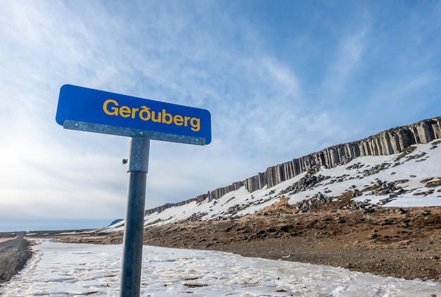 La natura della parete della colonna di Gerduberg della struttura del fenomeno della pietra di basalto in Islanda