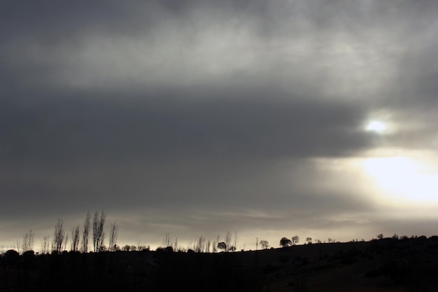 La natura nel cielo drammatico crepuscolare