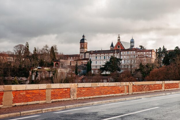 La natura osserva l'architettura e la vita della città di Albi in Francia