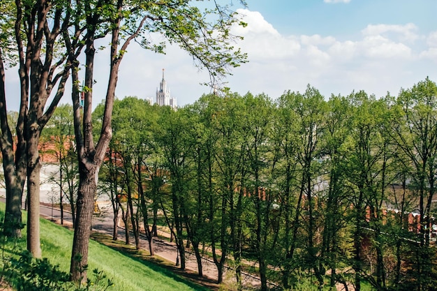 La natura osserva l'architettura e la vita della città di Mosca