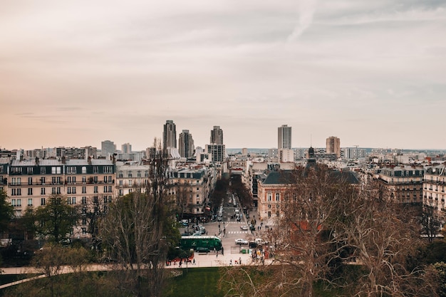 La natura osserva l'architettura e la vita della città di Parigi in Francia