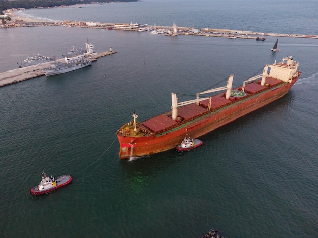 La nave da carico portarinfuse entra nel porto per lo scarico in serata