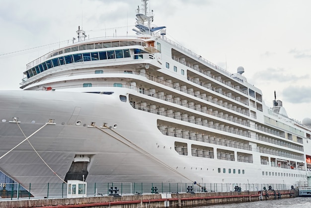 La nave da crociera bianca della nave da crociera si è messa in bacino nel porto