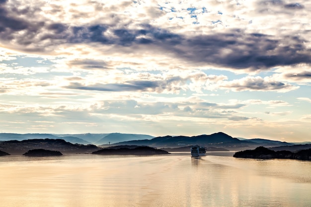 La nave da crociera che ribalta il fiordo, Norvegia