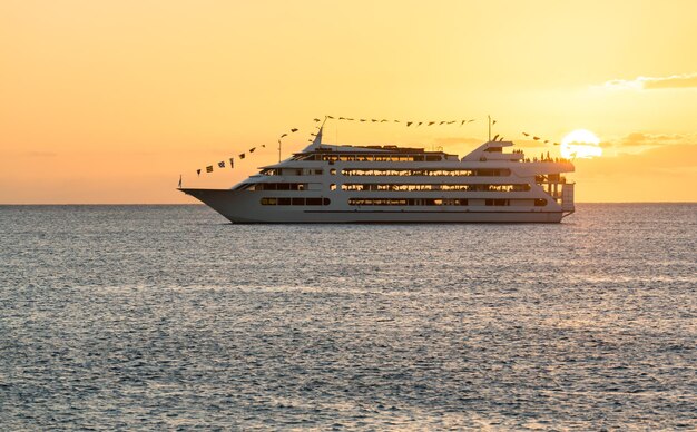 La nave da crociera salpa verso il tramonto