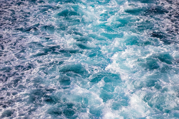 La nave da crociera si sveglia in una bella giornata di sole con nuvole bianche e mare blu agitato