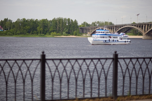 La nave è sul fiume