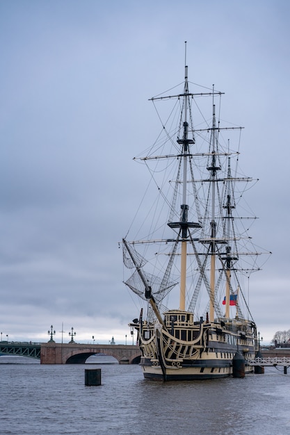 La nave olandese volante sta vicino a San Pietroburgo