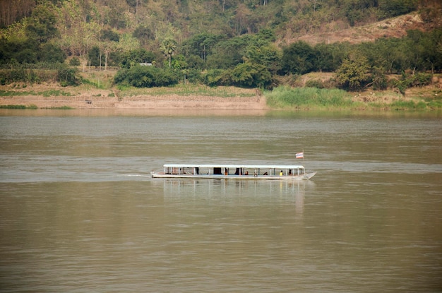 La nave passeggeri porta i viaggiatori che le persone visitano e viaggiano nel fiume Mekong a Kaeng Khut Khu nella città di Chiang Khan all'ora del tramonto a Loei Thailandia