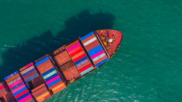 La nave porta-container che va al porto del mare profondo, l&#39;importazione logistica di affari spedice il trasporto e l&#39;esportazione dalla nave portacontainer, vista aerea.