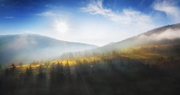 La nebbia mattutina si diffonde in tutta la valle Pittoresco paesaggio mattutino in montagna