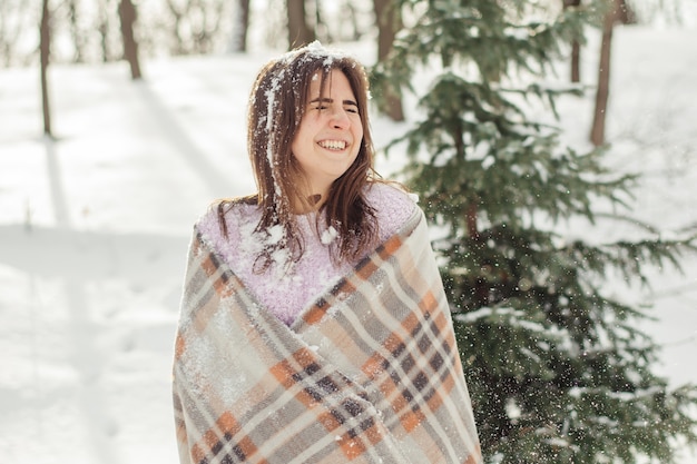 La neve cade sulla ragazza