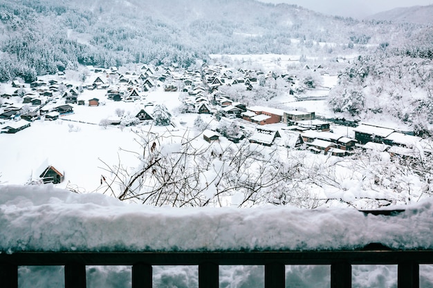 La neve di inverno Shirakawa va villaggio nel Giappone