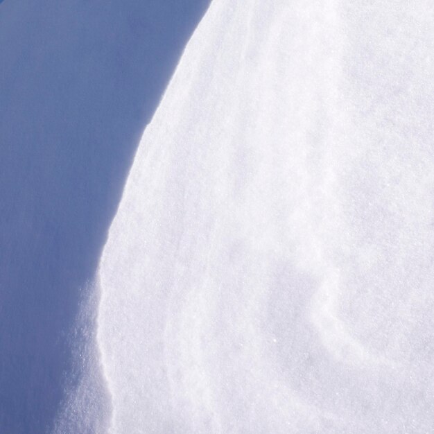 La neve e il vento combinati hanno formato onde di neve in un ambiente agricolo