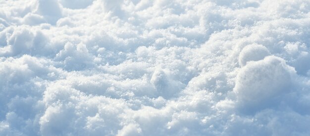 La neve si accumula inverno sfondo blu