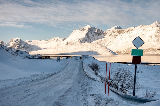 La neve sulla strada campestre con traffico firma dentro la valle