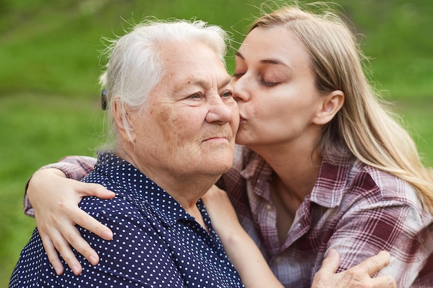 La nipote amorevole bacia la nonna sulla guancia