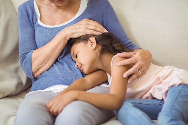 La nipote che dorme sulle nonne avvolge in salone