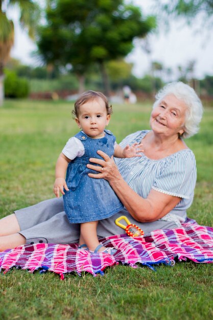 La nipote e la nonna si abbracciano e camminano nel parco d'autunno