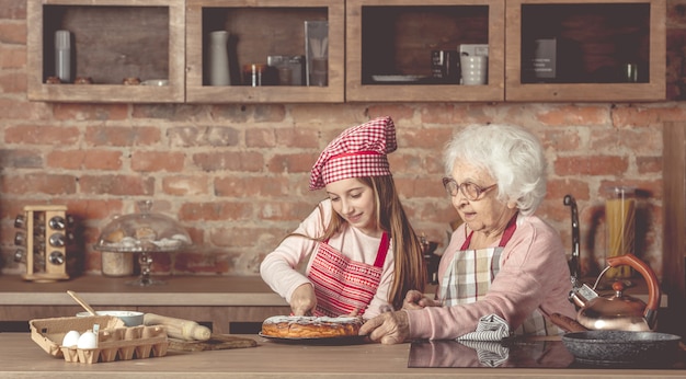 La nipote ha tagliato la torta fatta in casa