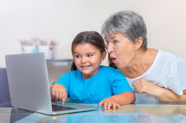 La nipote mostra qualcosa alla nonna sorpresa nel laptop