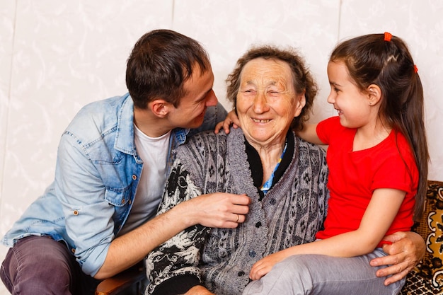 la nonna abbraccia i nipoti che fanno una smorfia da vicino