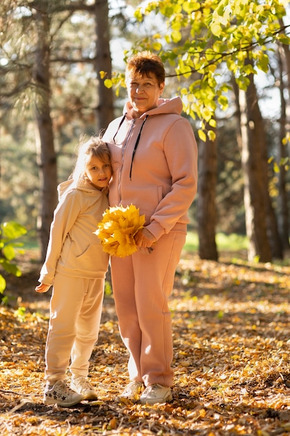 La nonna cammina con la nipote nel parco autunnale