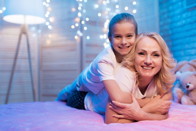 La nonna con la ragazza si abbracciano di notte