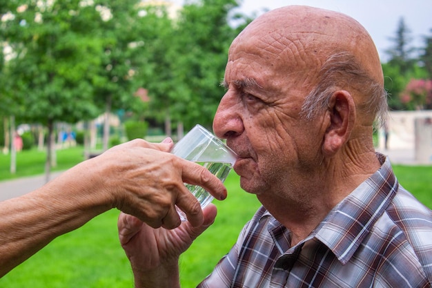 La nonna dà al nonno l'acqua selettiva.