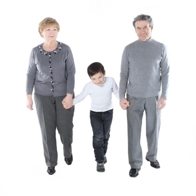 La nonna e il nonno vanno con suo nipote isolato su sfondo bianco